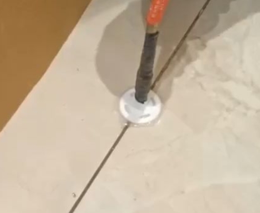 行唐瓷砖空鼓维修公司专业解答瓷砖在铺贴过程中，如果没有涂抹均匀到位的粘结材料（如水泥砂浆或瓷砖胶），可能会导致以下问题