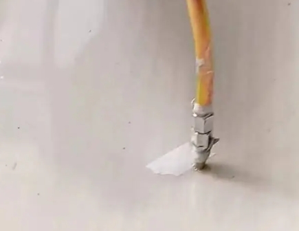 行唐瓷砖空鼓维修公司专业解答在瓷砖铺贴过程中，如果使用的砂料过粗（如全部使用了粗砂），可能会导致以下问题