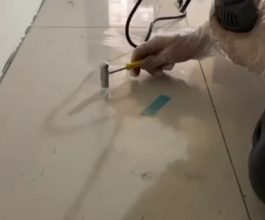 行唐瓷砖开裂维修公司专业分享瓷砖在铺贴前如果没有沥干水分，将会导致以下问题